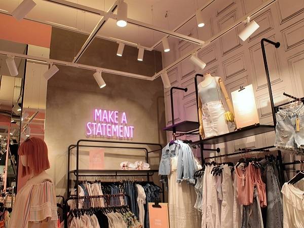 Technoretail - Le soluzioni Signify illuminano lo store Tally Weijl di Corso Buenos Aires a Milano 