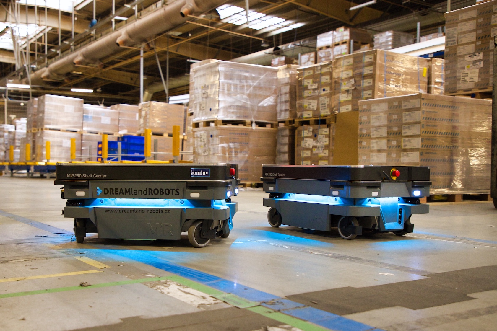 Technoretail - Forvia affida la logistica a una flotta di AMR di MiR 