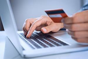 Technoretail - 8 italiani su 10 comprano online almeno una volta al mese anche nel post-pandemia 