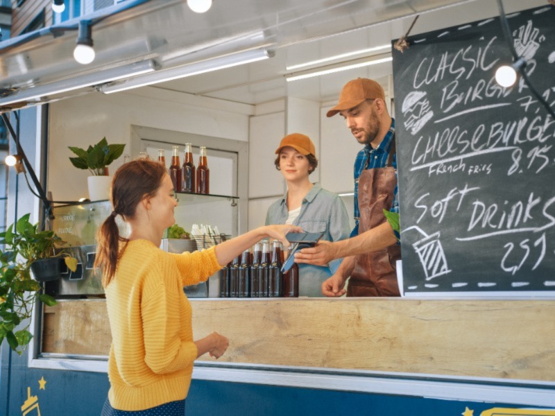 Technoretail - Visa: all’estero il 42% dei turisti italiani paga con lo smartphone 