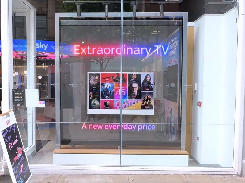 Technoretail - M-Cube firma gli schermi Led trasparenti per i flagship store di Sky 