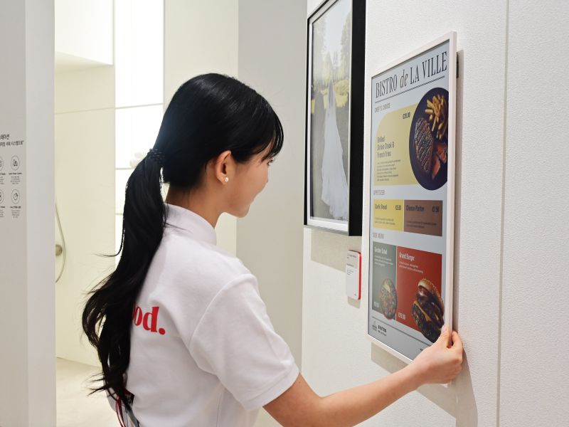 Technoretail - LG lancia il digital signage &ldquo;effetto carta&rdquo; a bassissimo consumo 